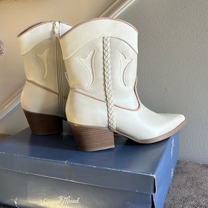 New with box and tags!  Great for line dancing! cowgirl boots size 6.5